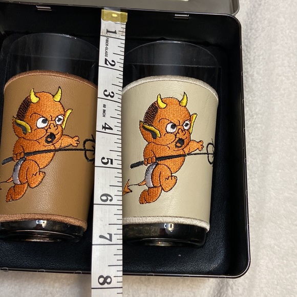 Don Ed Hardy Embroidered PVC Leather
Wrapped Glasses Gift Set Metal Storage Tin - Picture 9 of 10